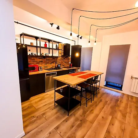 Urban Retreat: Industrial Chic 1br Ap - Heart Of Apartment
